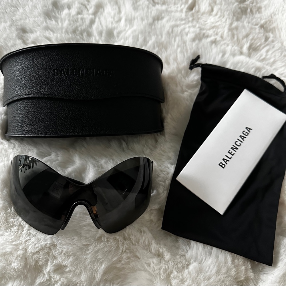 Balenciaga MASK BUTTERFLY SUNGLASSES IN BLACK